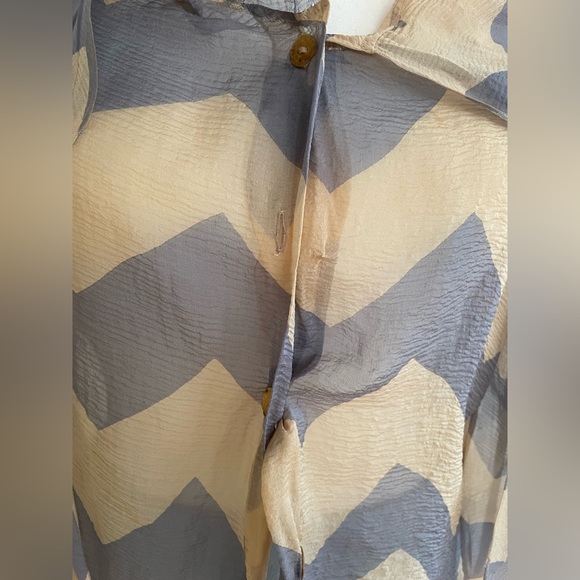 CHANEL
chevron print silk cape style blouse size M
Made in France - Picture 13 of 16